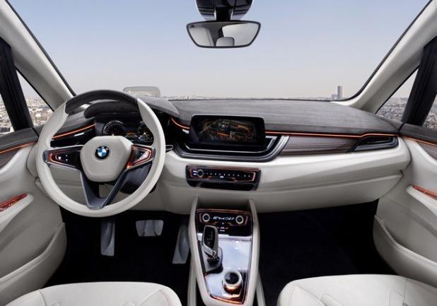 BMW Concept Active Tourer plancia e comandi