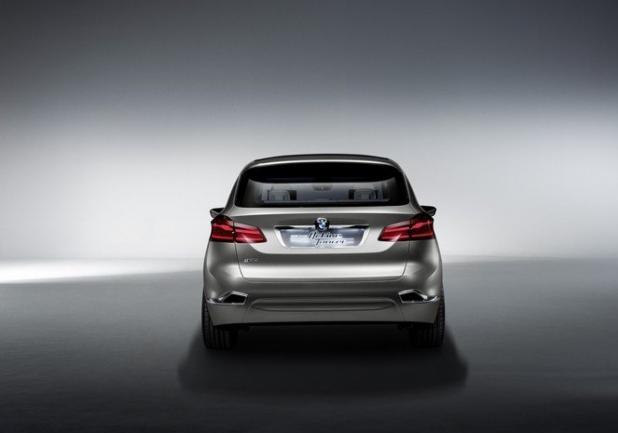 BMW Concept Active Tourer posteriore sfondo grigio