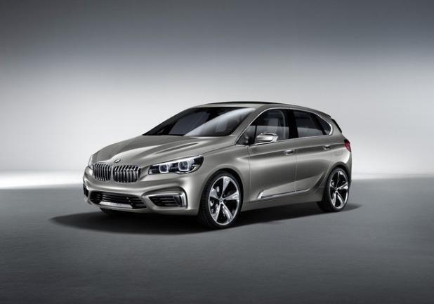 BMW Concept Active Tourer tre quarti anteriore sfondo grigio