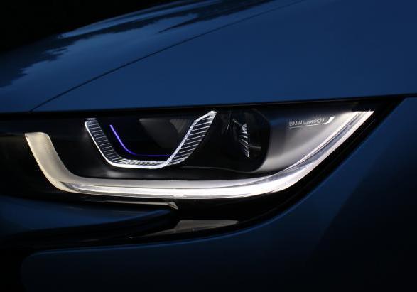 BMW i8 fari con luci a laser