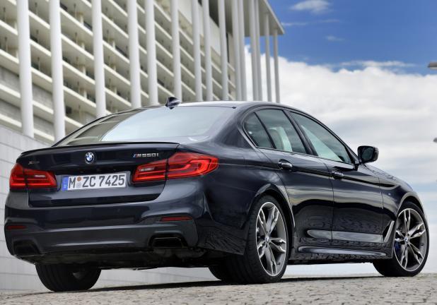 BMW M550i xDrive tre quarti posteriore