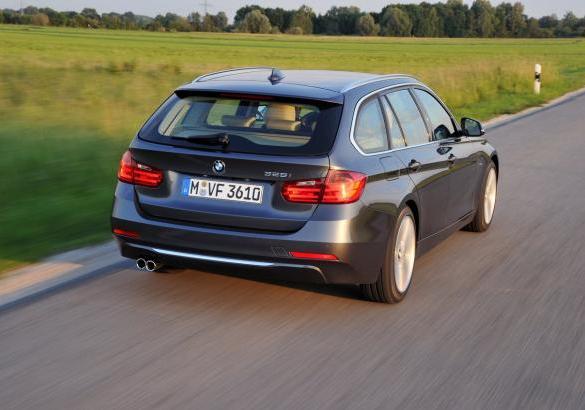 BMW Serie 3 Touring grigia tre quarti posteriore