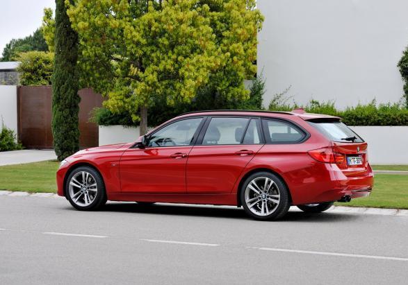 BMW Serie 3 Touring rossa tre quarti posteriore