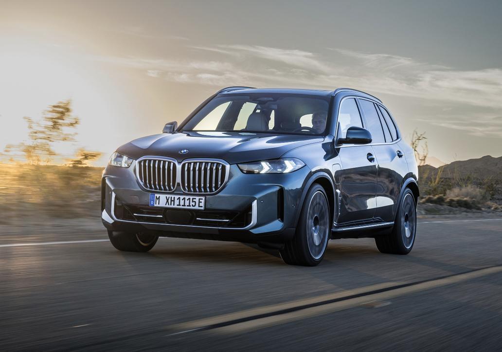 BMW X5 e X 2023: look rivisto e motorizzazioni aggiornate