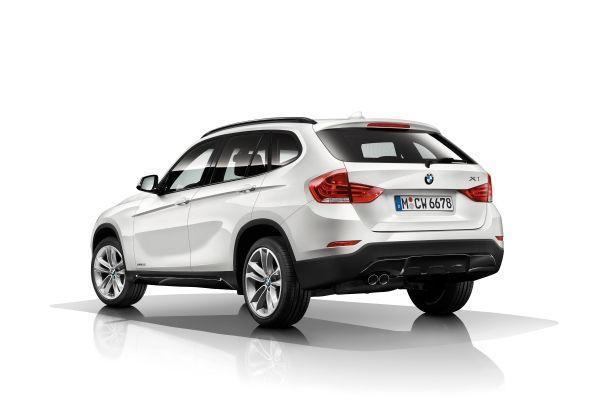 BMW X1 xDrive28i Mineral White metallic tre quarti posteriore