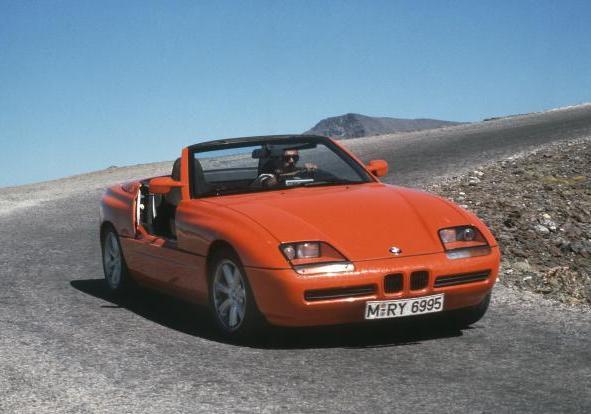 BMW Z1 rossa tre quarti anteriore lato sinistro