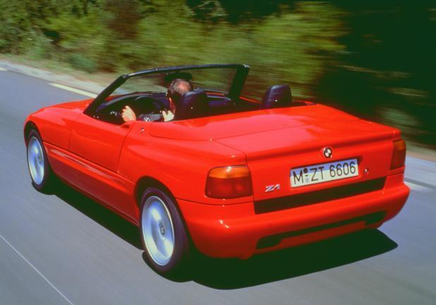 BMW Z1 rossa tre quarti posteriore