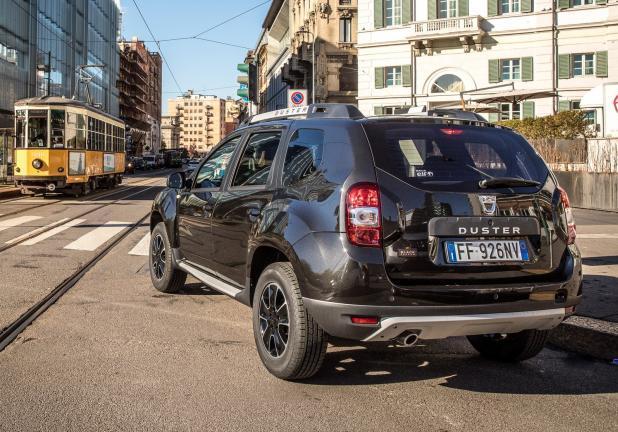 Dacia Duster 16 GPL tre quarti posteriore nera