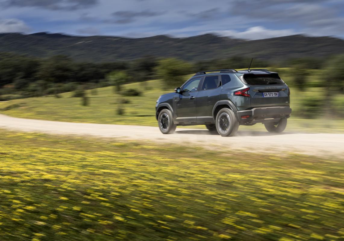 Dacia Duster 4x4 suv economici foto