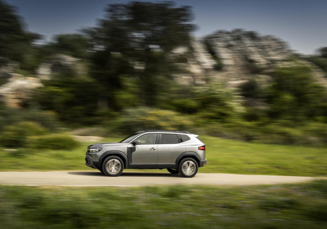 Dacia Duster ibrida 2025 profilo