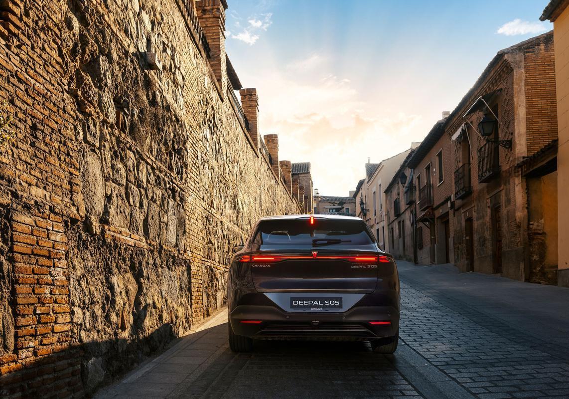 Deepal S05 Ultra Hybrid - nel borgo