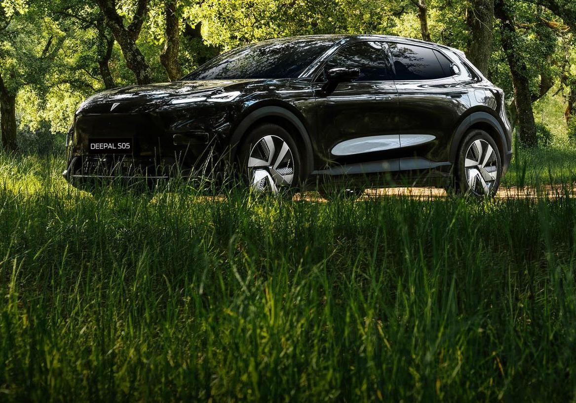 Deepal S05 Ultra Hybrid - nel bosco