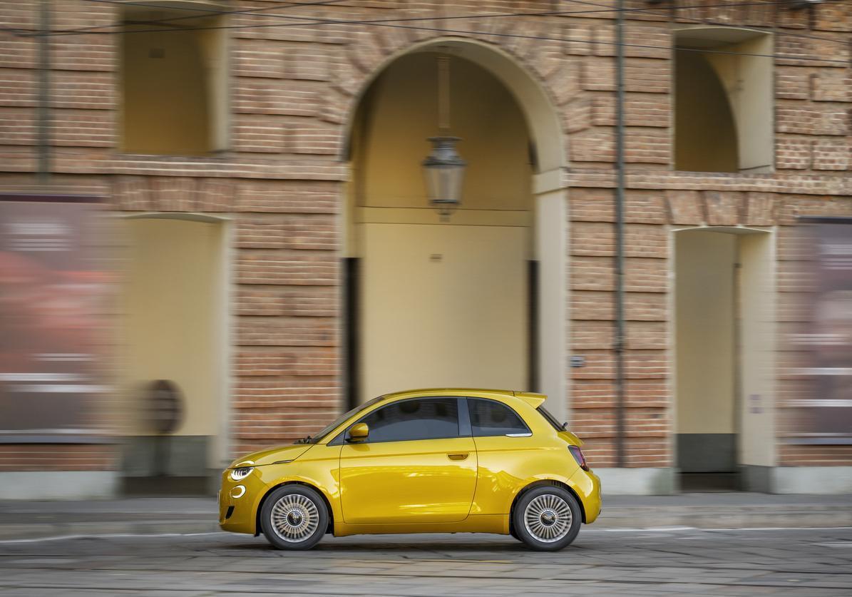 Fiat 500 Hybrid 2025 Torino profilo