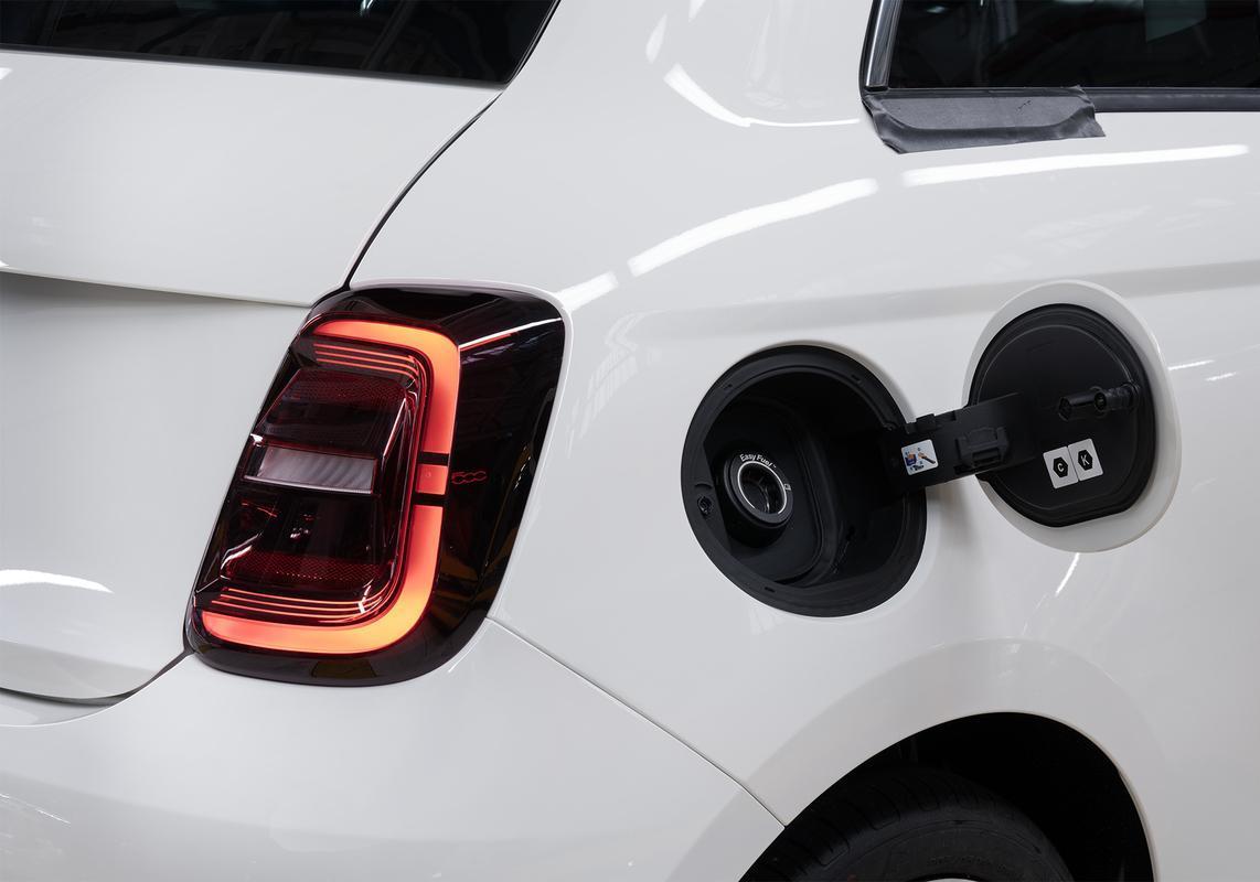 Fiat 500 ibrida 2026 bocchettone benzina