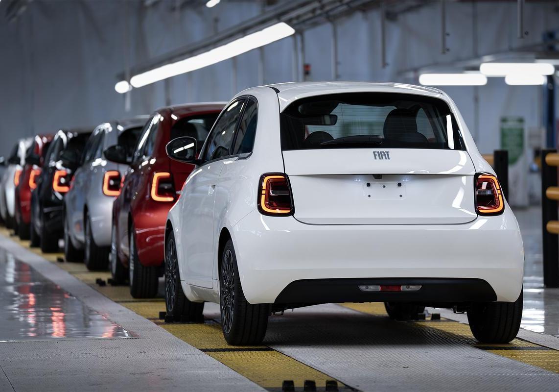 Fiat 500 ibrida 2026 posteriore