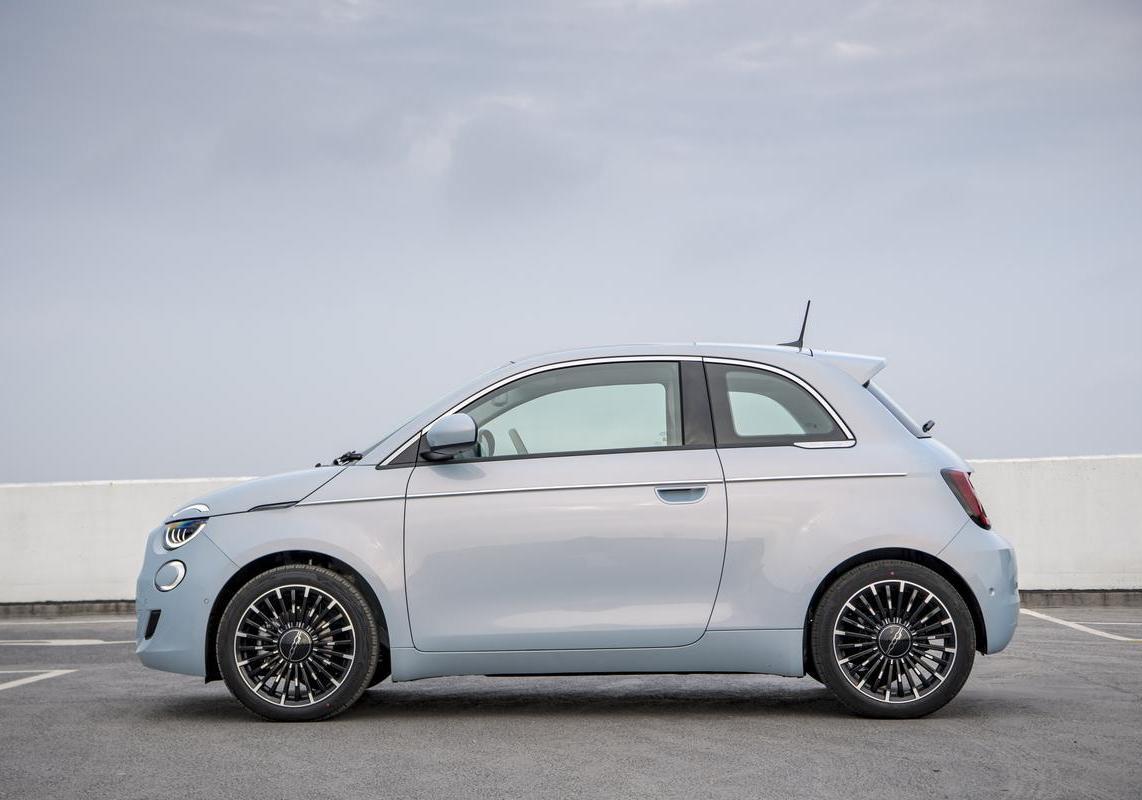 Fiat 500e azzurra