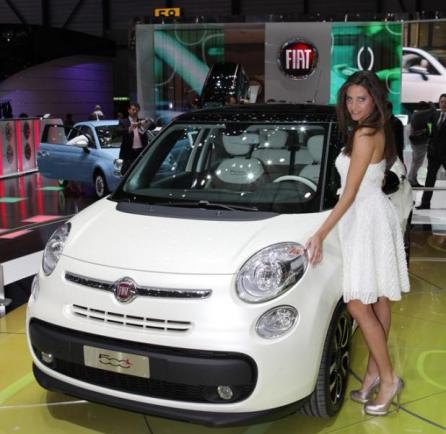 Fiat 500L bianca anteriore Salone di Ginevra 2012