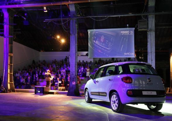 Fiat 500L bianca tre quarti posteriore presentazione alla stampa