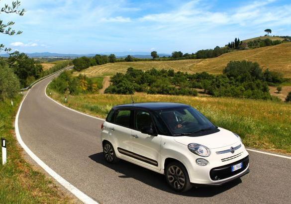 Fiat 500L tre quarti anteriore lato destro