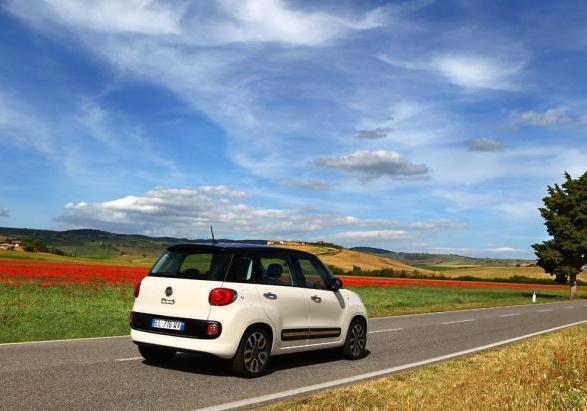 Fiat 500L tre quarti posteriore lato destro