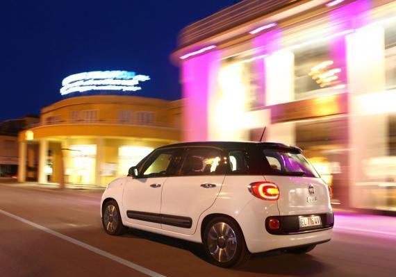 Fiat 500L tre quarti posteriore lato sinistro