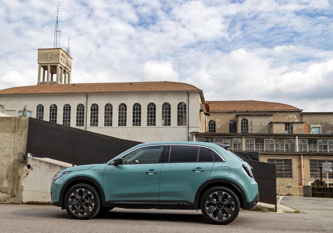 Fiat 600 Hybrid La Prima azzurro cielo italia foto