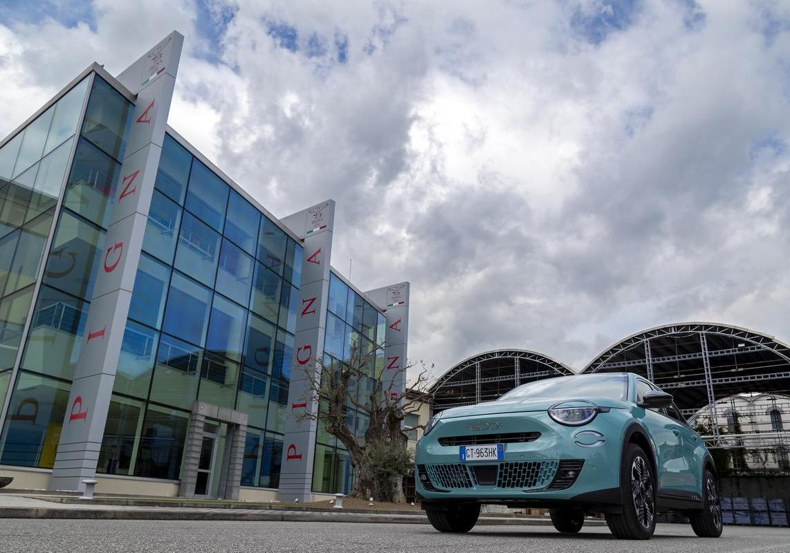 Fiat 600 Hybrid La Prima azzurro cielo italia immagine