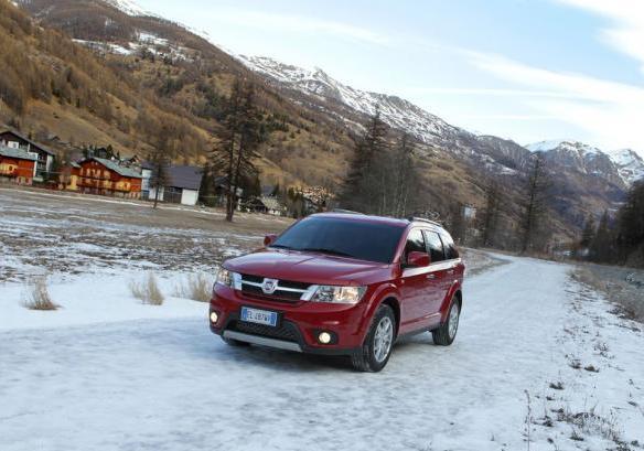 Fiat Freemont 4WD tre quarti anteriore