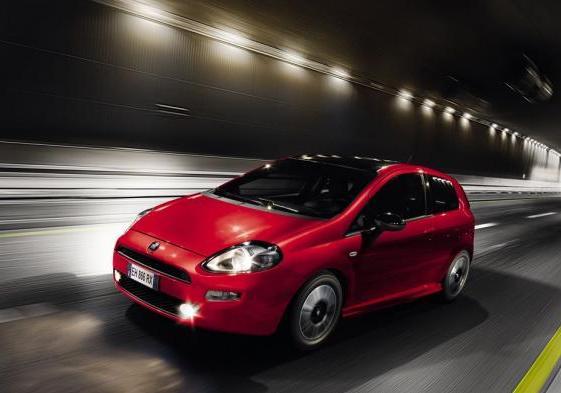 Fiat Punto 2013 tre quarti anteriore lato sinistro