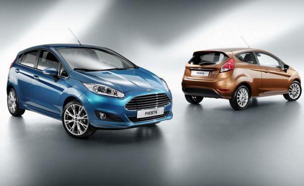 Ford Fiesta restyling 2013 tre quarti anteriore e tre quarti posteriore