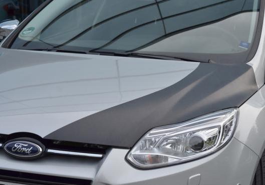 Ford Focus dettaglio cofano in carbonio
