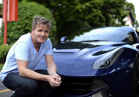 Gordon Ramsay davanti alla Ferrari F12 Berlinetta