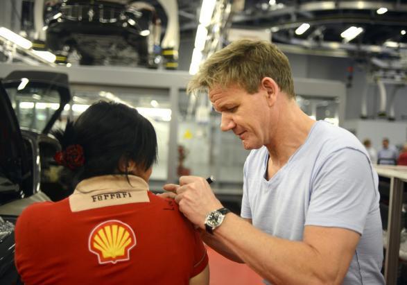 Gordon Ramsay firma un autografo a un dipendente Ferrari
