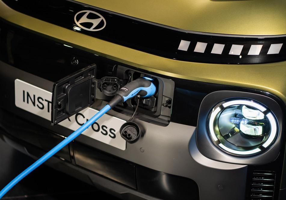 Hyundai Inster Cross bocchettone ricarica