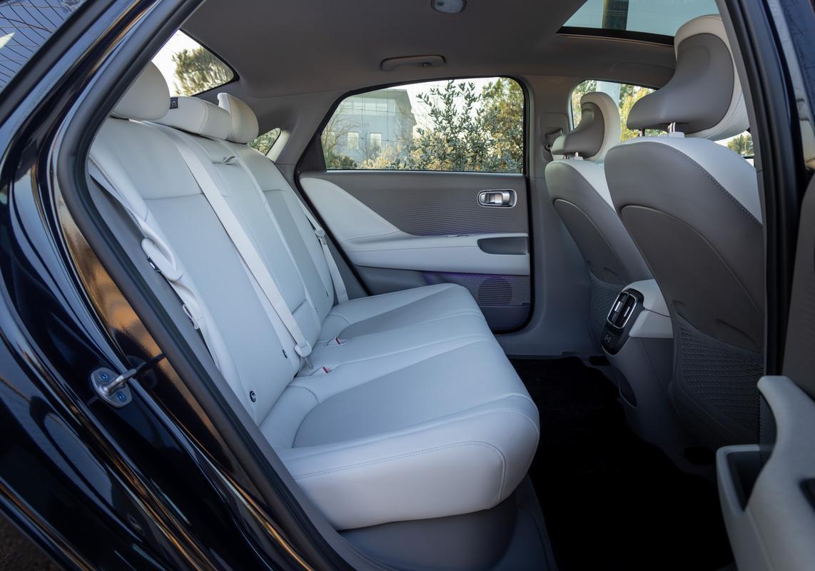 Hyundai Ioniq 6 RWD 77 kWh sedili posteriori