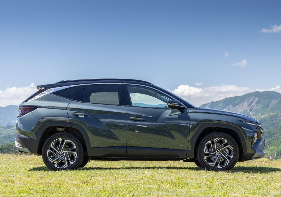 Hyundai Tucson full-hybrid 215 CV profilo