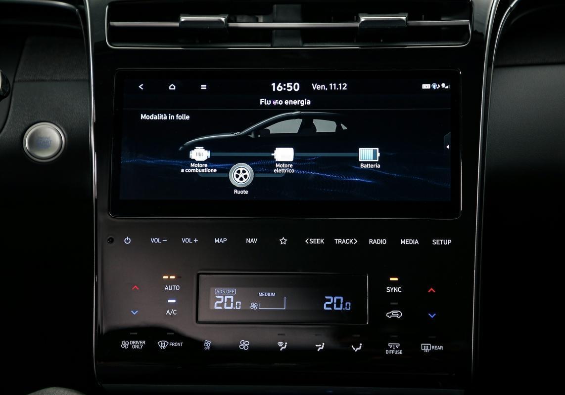 Hyundai Tucson HEV ibrida schermo infotainment