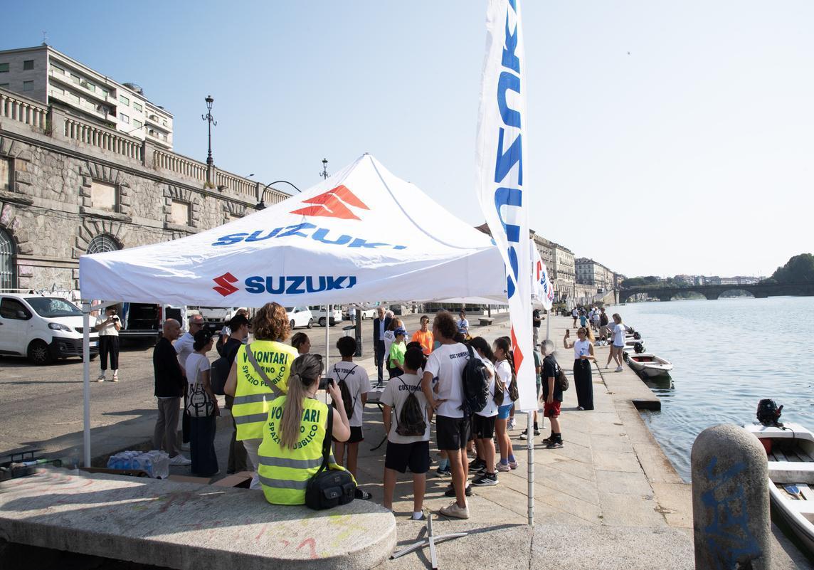 Insieme per un Po pulito con barche motorizzate Suzuki foto