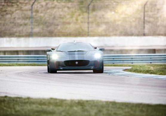 Jaguar C-X75 anteriore in pista