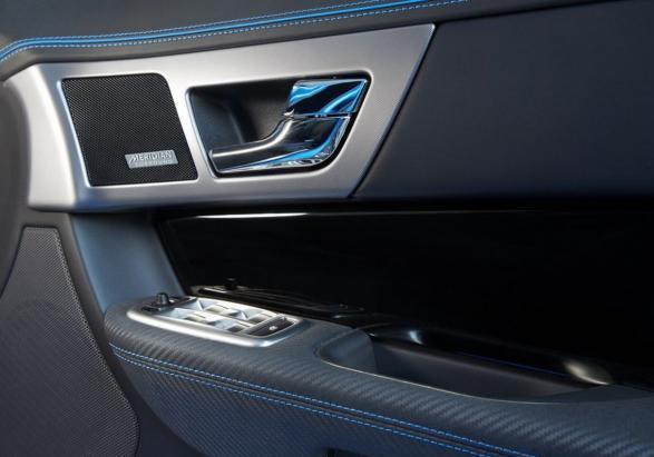 Jaguar XFR-S dettaglio pannello portiera in fibra di carbonio