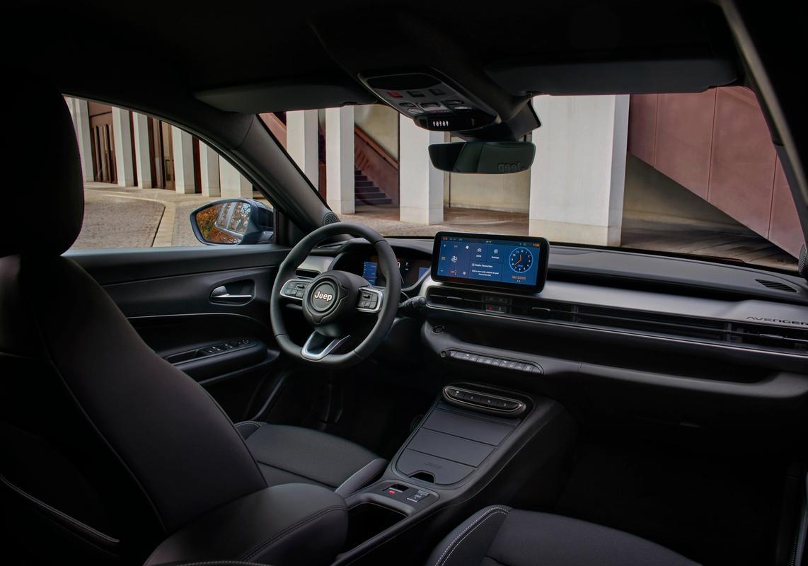 Jeep Avenger Black Edition interni
