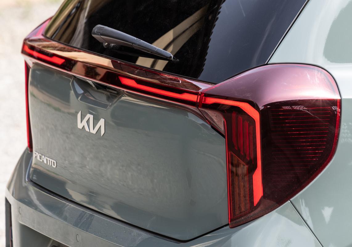 Kia Picanto 2024 fari posteriori