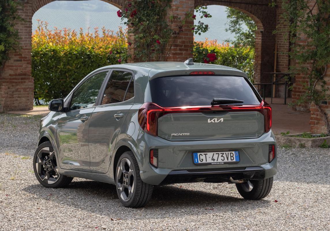 Kia Picanto 2024 foto posteriore