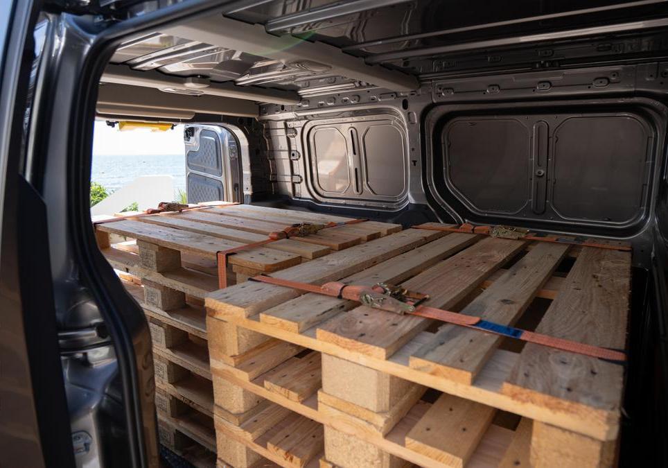 Kia PV5 Cargo - carico con 2 pallet