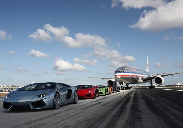 Lamborghini Aventador LP 700-4 Roadster in aeroporto