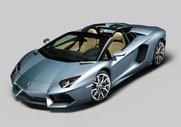 Lamborghini Aventador LP 700-4 Roadster col tetto aperto