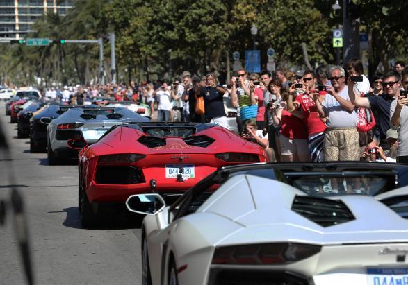 Lamborghini Aventador LP 700-4 Roadster sfilata a South Beach