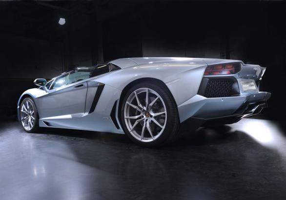 Lamborghini Aventador LP 700-4 Roadster tre quarti posteriore lato sinistro