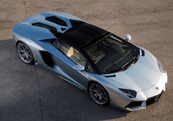 Lamborghini Aventador LP 700-4 Roadster vista tre quarti anteriore dall'alto