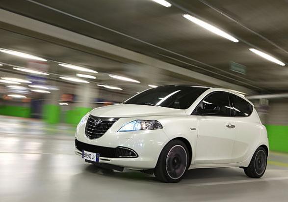 Lancia Ypsilon Nuova Collezione tre quarti anteriore